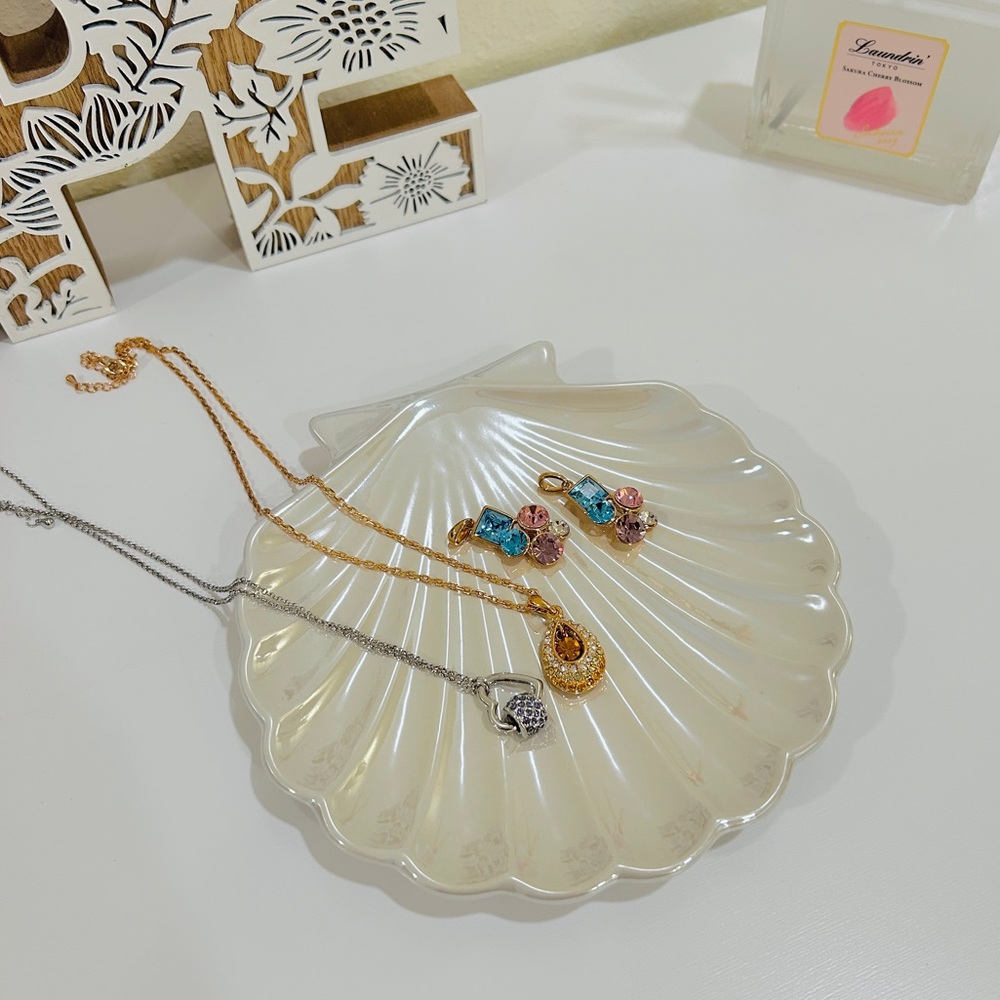 4PCS FOR $6! Clean Out Sale! 2 Necklaces and 2 pendants in bundle sale!